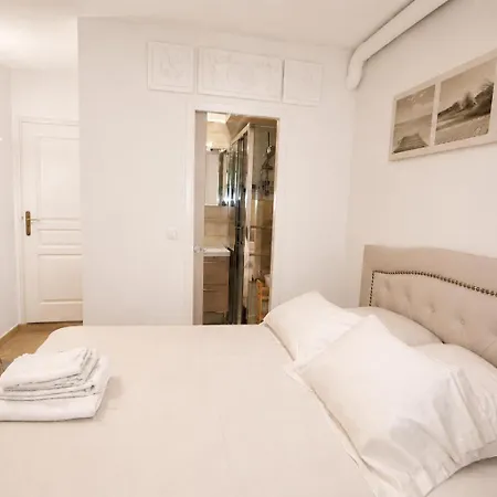 Cosy Parisien -rue St Charles - Near Beaugrenelle -tour Eiffel-ecole Cordon Bleu 75015 Bel Emplacement !! Apartmán